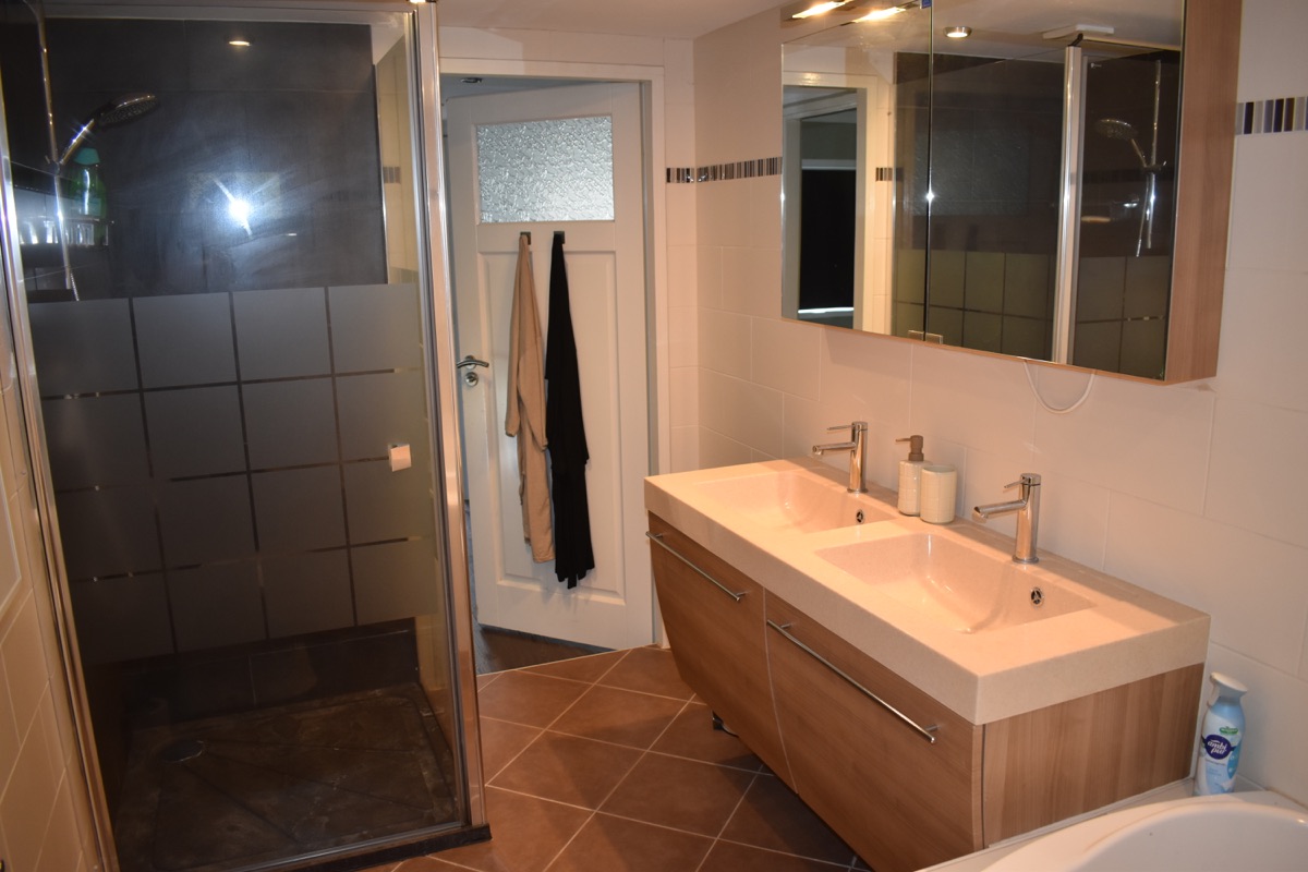 Badkamer met ligbad