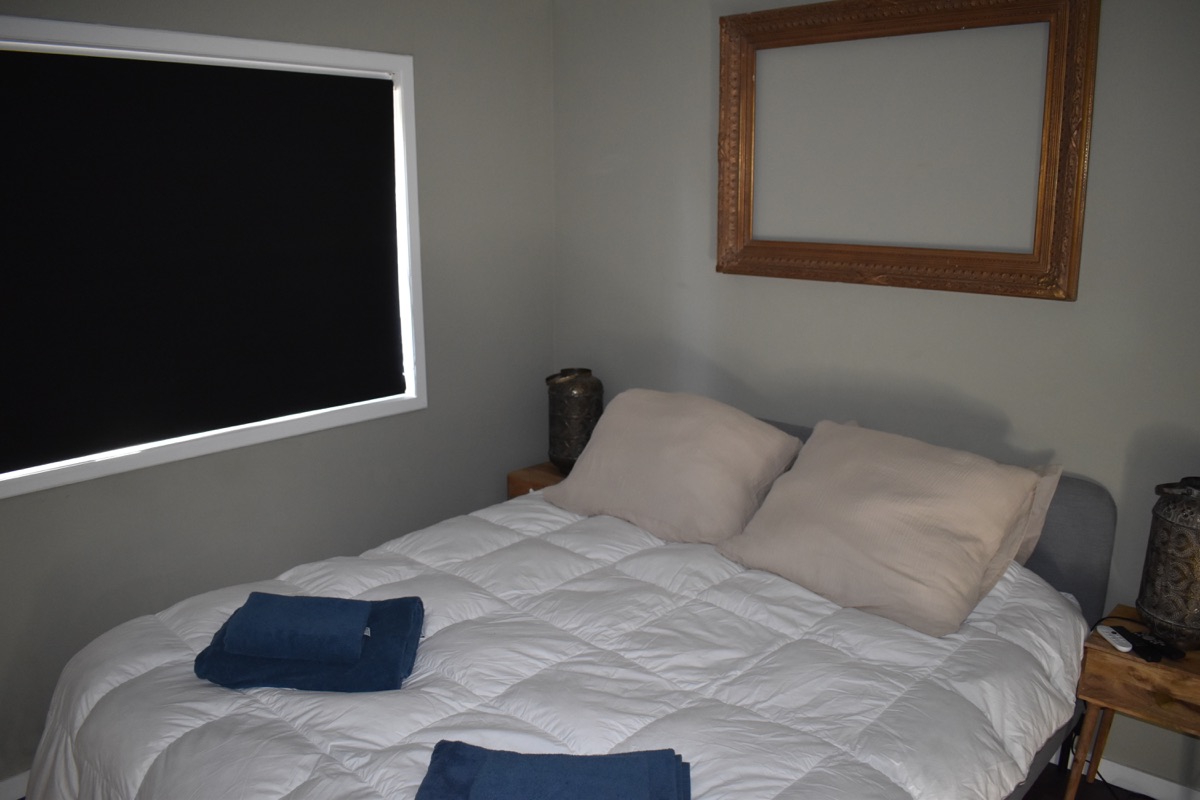 Slaapkamer met opgemaakt bed