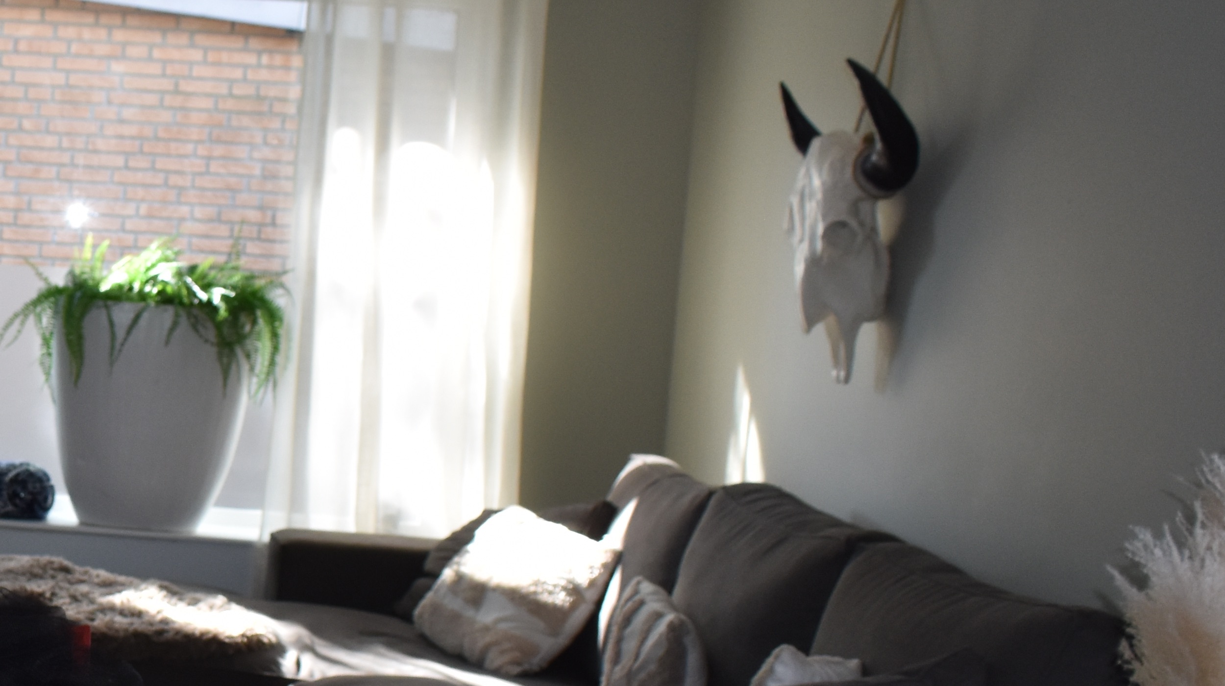 De zithoek in het chalet, met zicht op de tuin